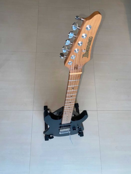 Ibanez AZ226-BKF Premium- Formato Stratocaster - Guitarra elétrica