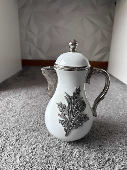 Bule / Cafeteira de Porcelana com Prato e Aplicações em Estanho - Claud'Arte