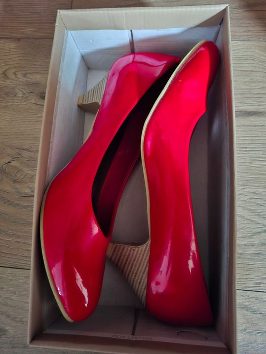 Buty czerwone na obcasie