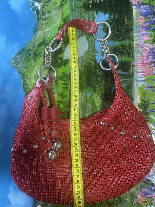 Мини сумка с стальнымии кристалами . В середине атласная основа. Цвет