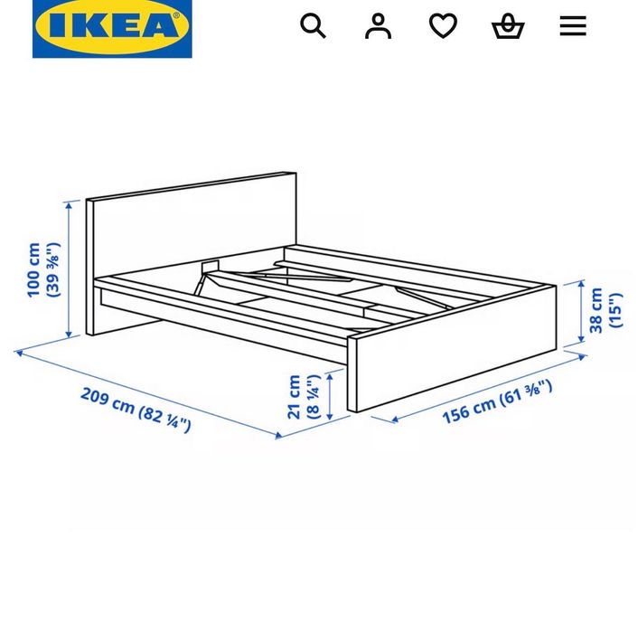 Cama com colchão e duas mesas de cabeceira