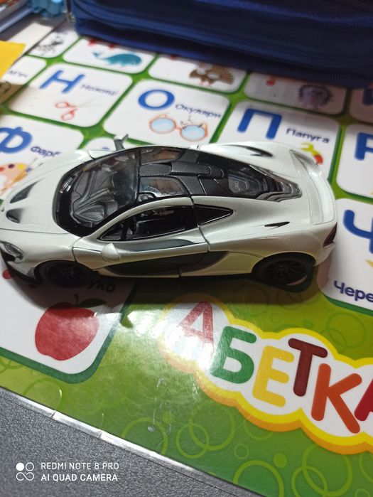 Машинка  металева (біла)