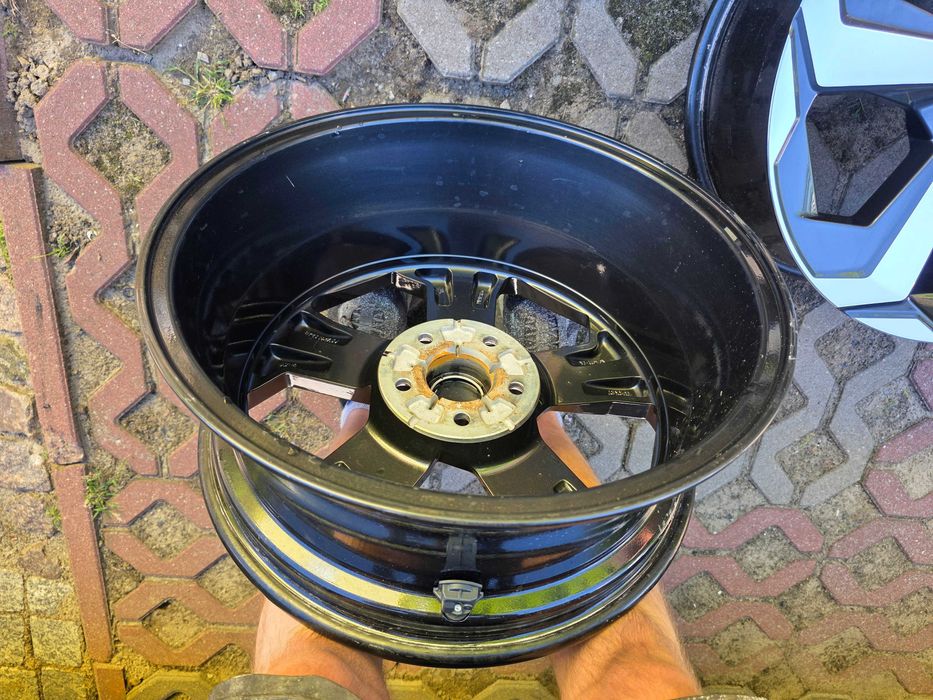 Oryginalne felgi aluminiowe z czujnikami ciśnienia NISSAN QASHQAI J12 18" 5x114,3