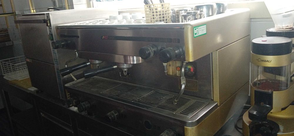 Máquina de café La Cimbali M27 Basic usada com moinho