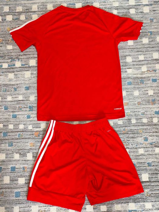 Komplet Adidas koszulka + spodenki chłopięce czerwone jak nowy
