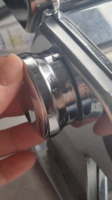 На кухню. Делает домашние  макароны. Тесто.