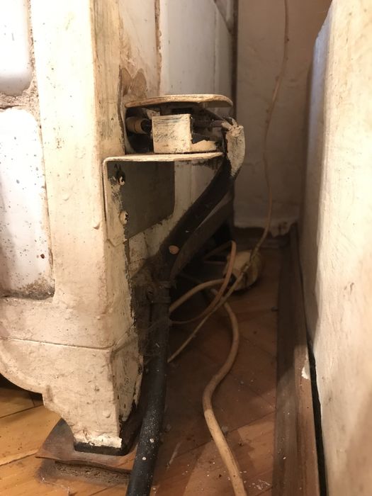 Stary piec kaflowy elektryczny, wysokość 97 cm, sprawny.