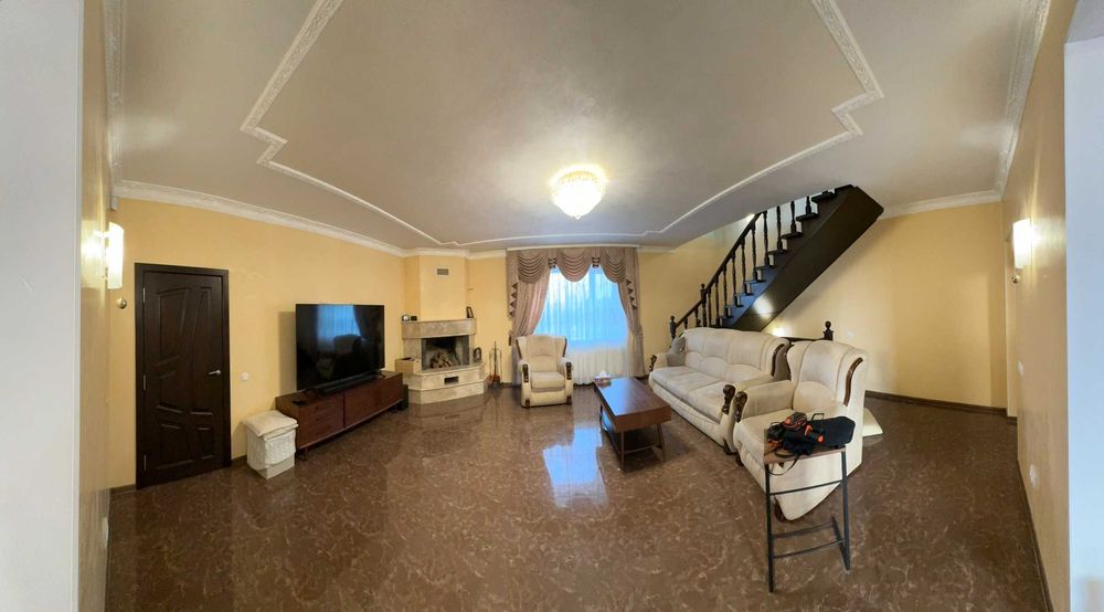 Продається 2 поверховий будинок з гаражем і ділянкою