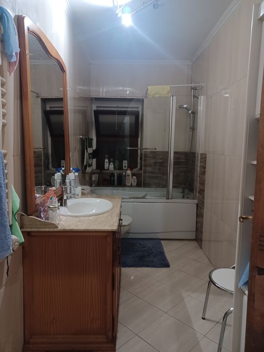 Quarto com cama de casal a 5 minutos da estação de comboios.
