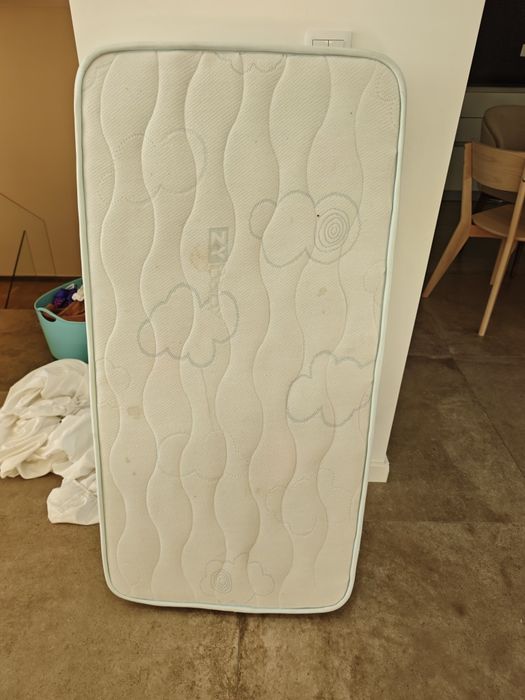 Colchão e  cama bebé