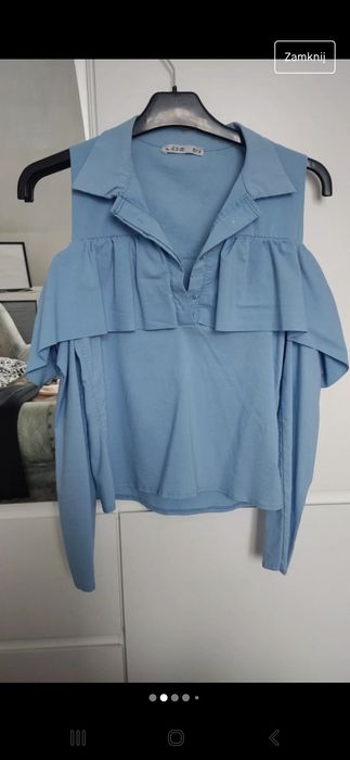 Niebieska koszula s butik gole ramiona