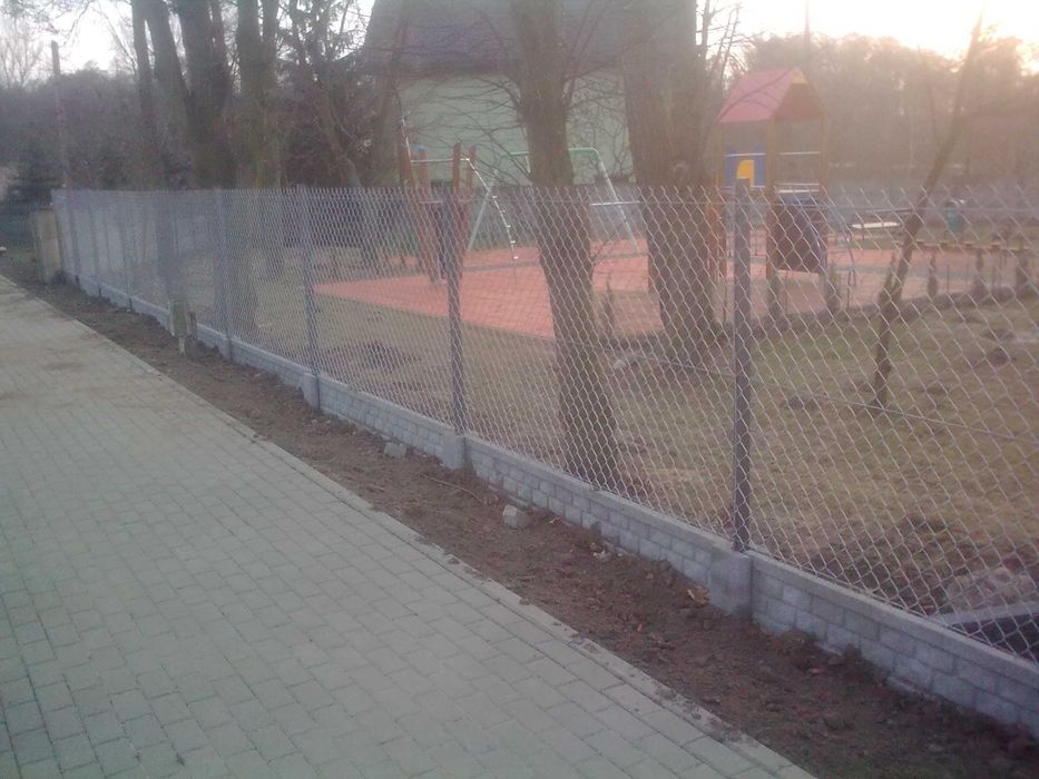Siatka ogrodzeniowa, 150cm + płyta prefabrykowana + montaż