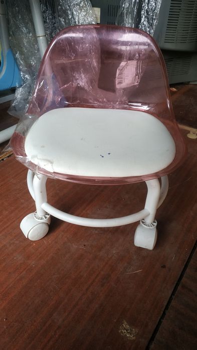 Детский стульчик на колесиках