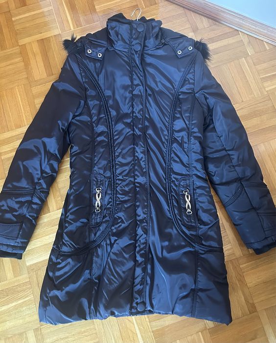 Kurtka czarna ocieplana z kapturem