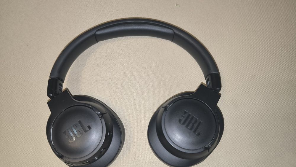 JBL Tune 760NC..