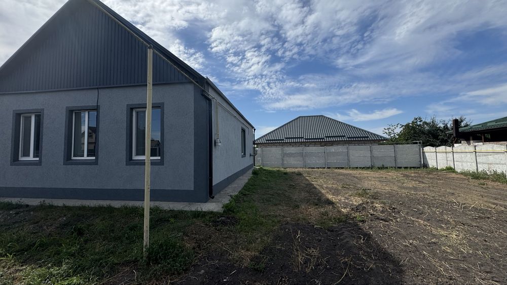 Продаж будинку у центрі Орлівщини , ремонт , гараж , ділянка 10 соток . По домовленісті співпрацюємо по державній програмі .