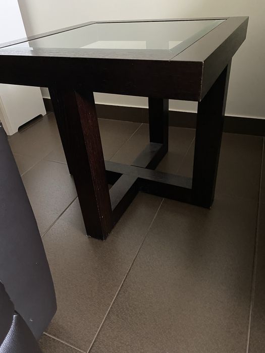 Conjunto de mesas de apoio com bancos