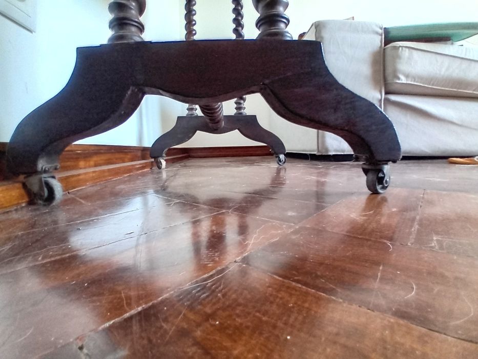 Mesa costureira em pau santo e madrepérola