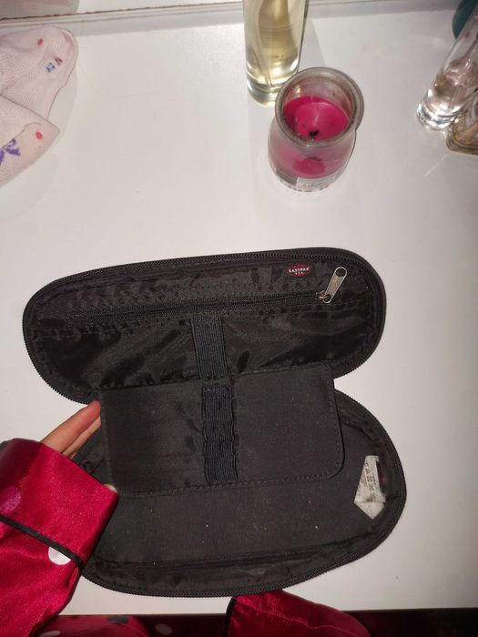 Estojo preto eastpack