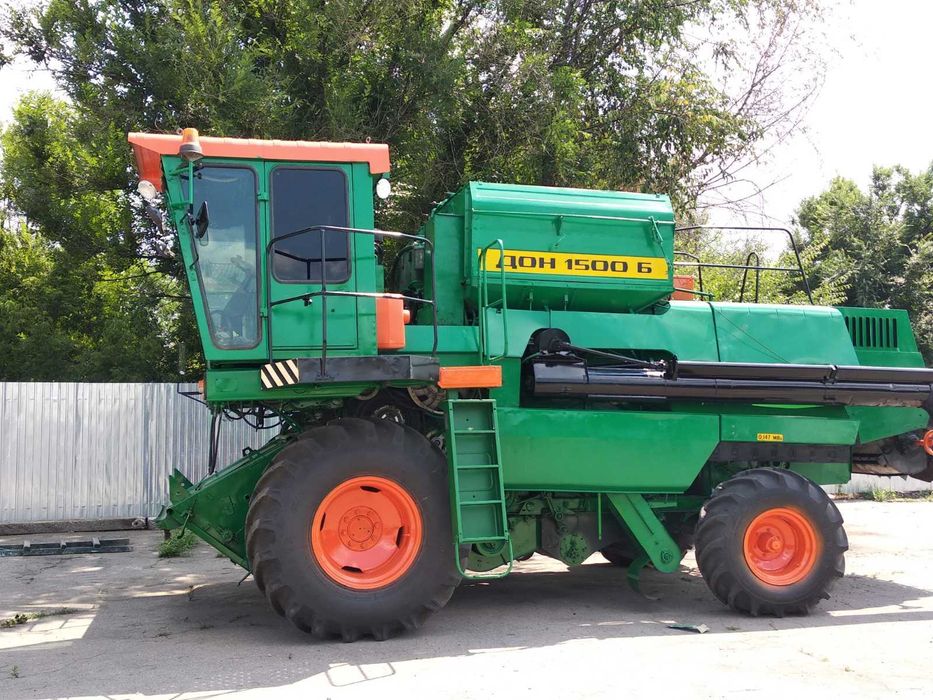 Продам зерноуборочный комбайн ДОН-1500Б