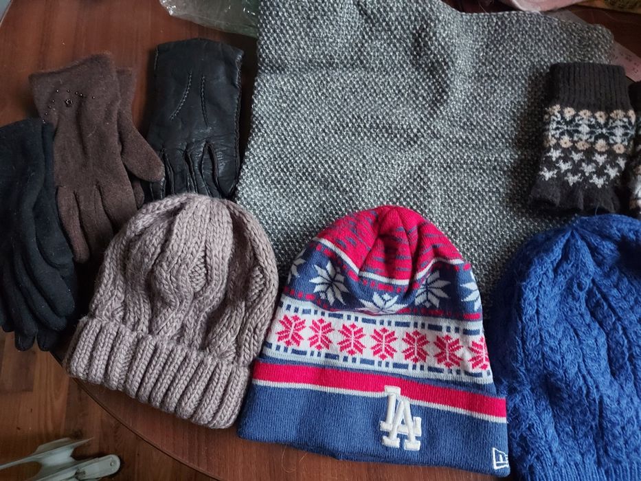 Зимові шапки,рукавиці,хомут.