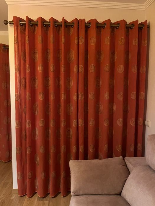 Vendo cortinados incluindo os varões.