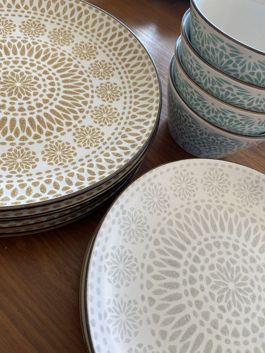 Serviço pratos e tigelas