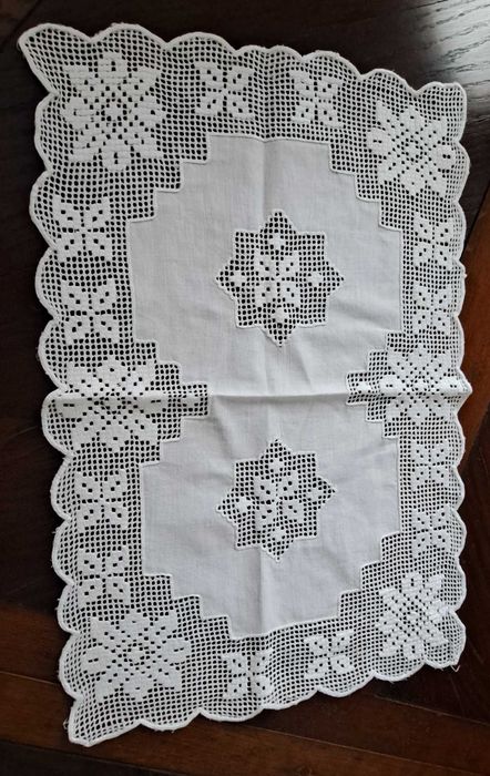 Toalhas em renda de crivo do Faial