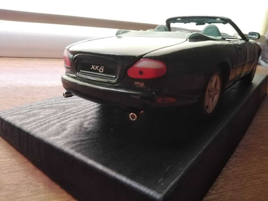 Модель автомобіля 1/18 MAISTO - JAGUAR - XK8 SPIDER 1996