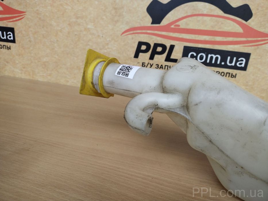 Chrysler Town & Country 2011- Caravan бачок расширительный 04677569AA