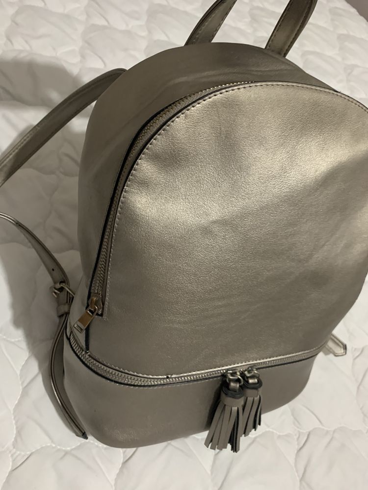 Mochilas stradivarius online 2020