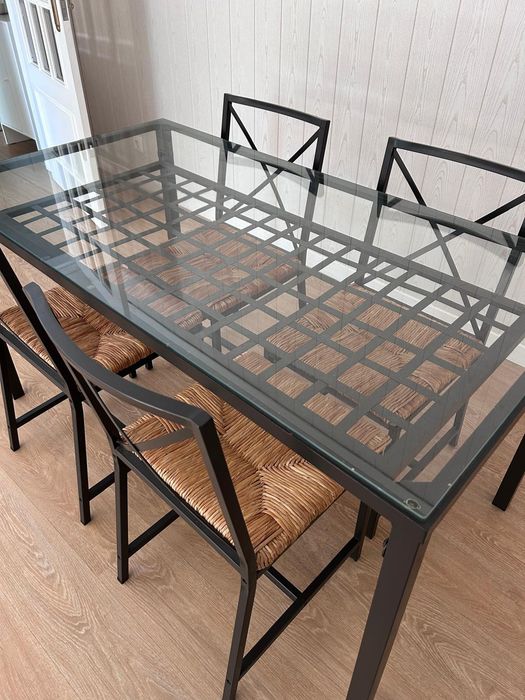 Mesa de jantar com tampo em vidro e 4 cadeiras com estrutura em Ferro e acento em verga.