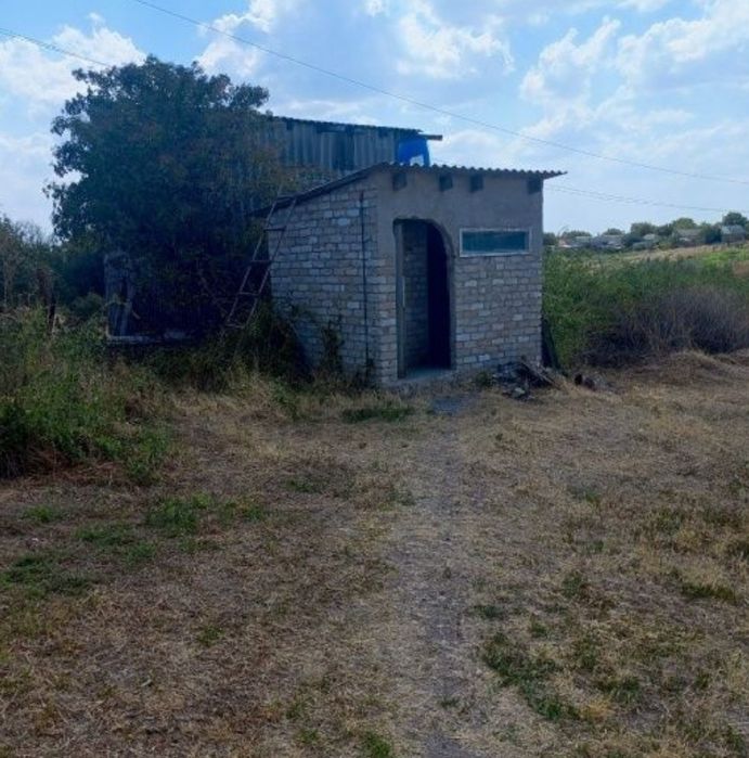 Продається дім з великою ділянкою