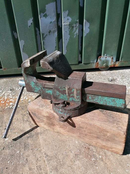 Torno de bancada n. 8  a funcionar muito bem