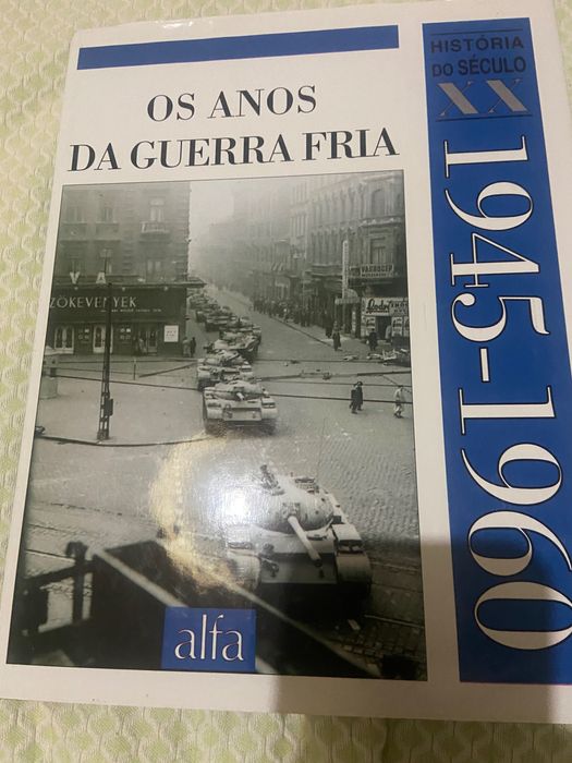 Enciclopédia composta por 8 livros