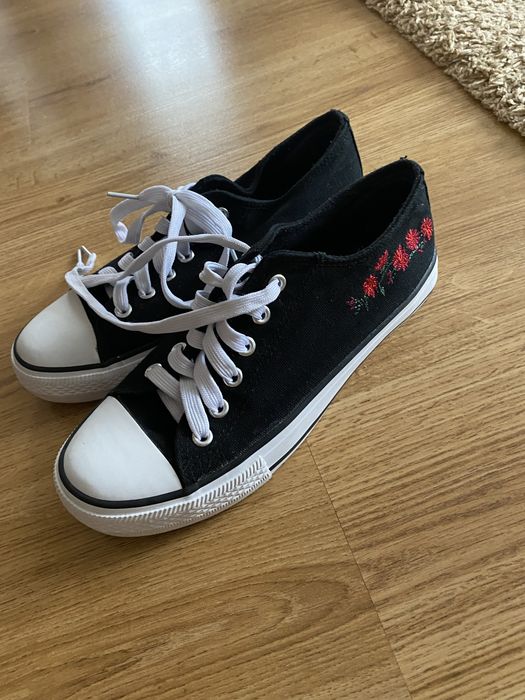 Продам конверси на дівчинку.