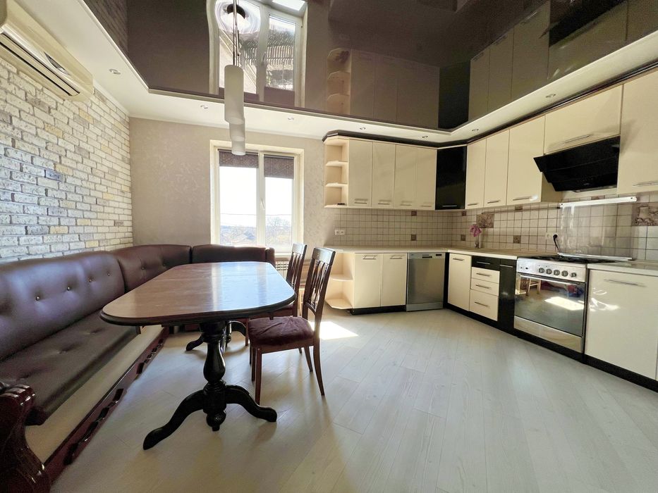 Продаж будинку з магазином на 1 поверсі!