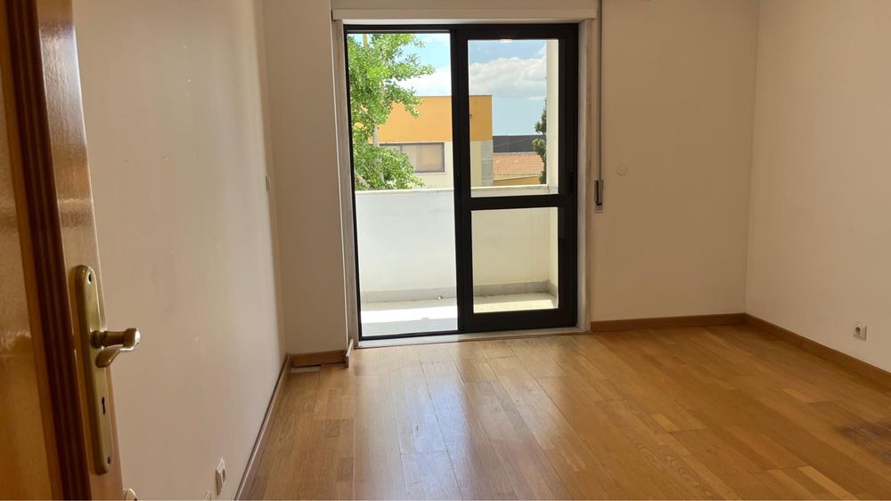 Apartamento T3 novo com garagem.