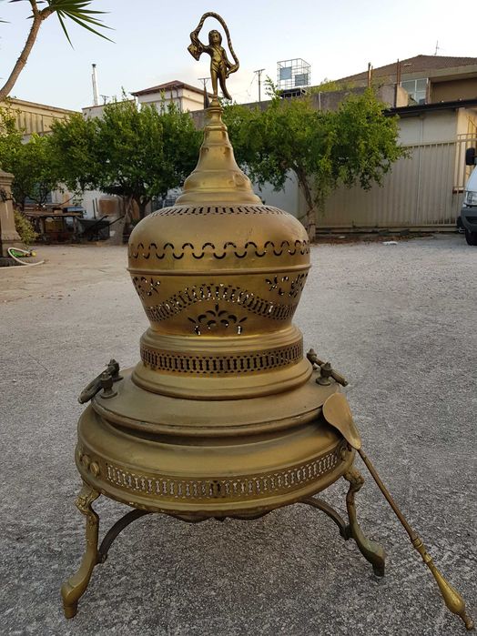 Koksownik mosiężny z pogrzebaczem.