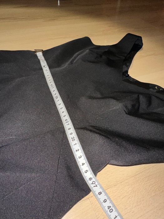 Aggi sukienka midi czarny satynowy bez ramion