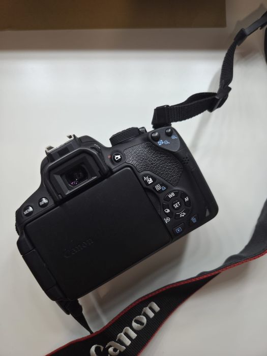 Vendo Canon EOS700D + Acessórios
