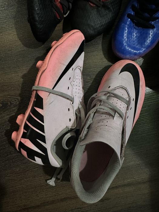 Футбольні бутси Різного розміру