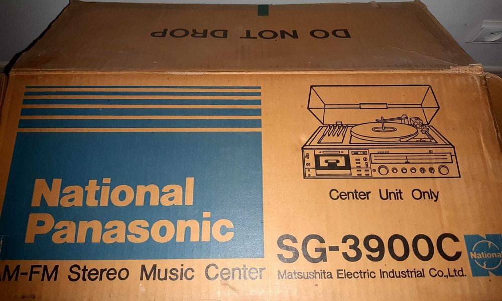 AM FM  Stereo Music Center, National Panasonic SG3900C, 3 em 1 Radio, Gira Discos e Toca Fitas. E a caixa de cartão embalagem original. Raridade.