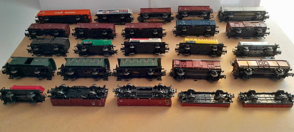 Lote de 25 vagões Marklin h0 várias referências nas caixas originais.