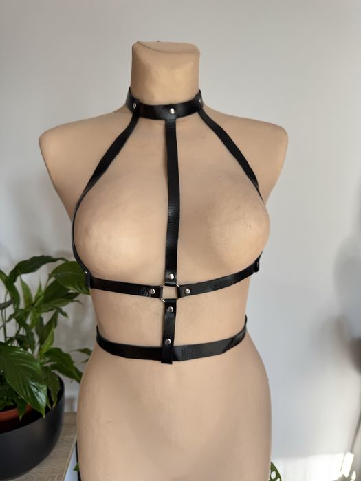 Czarny regulowany harness na klatke piersiowa