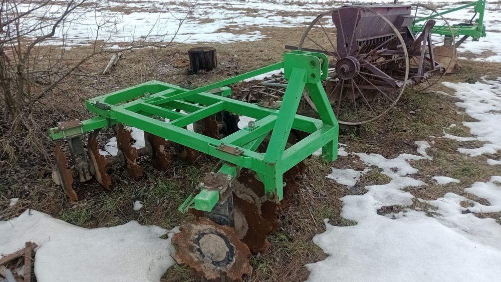 Продам хороший трактор т 25 є підсилювач руля,новий розподільникрядний паливний