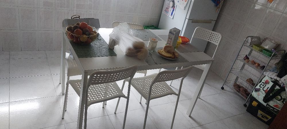 Mesa ikea  125x74cm + 5 Cadeiras Usado em bom estado  ENTREGA DOMICÍLIO GRÁTIS
