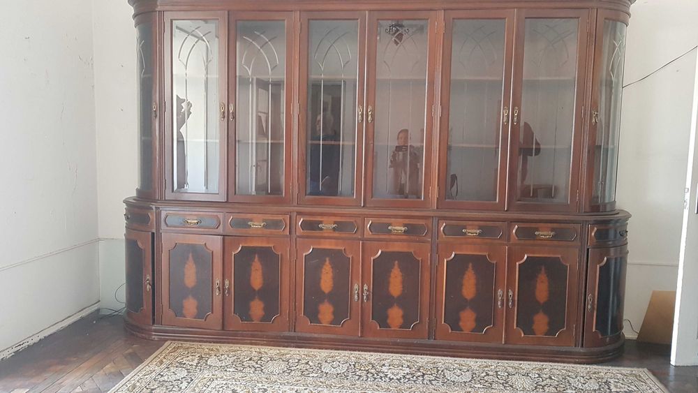 Louceiro antigo de madeira maciça de qualidade com vitrines