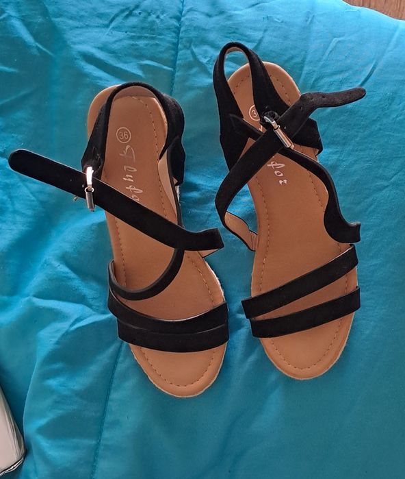 Sandálias pretas novas