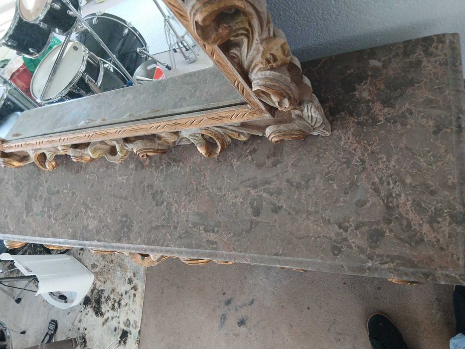 Conjunto Aparador e Espelho.